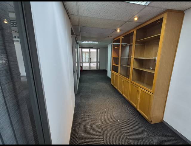 605M² OFFICE TO LET IN SUNNINGHILL